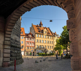 Blick durch Torbogen am Spittlertorturm auf alte Stadthäuser in der Ludwigsstraße in Nürnberg,...