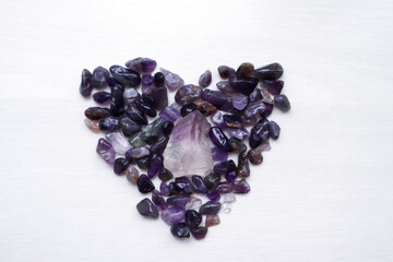 Amethyst kiesel and crystal on the white background.