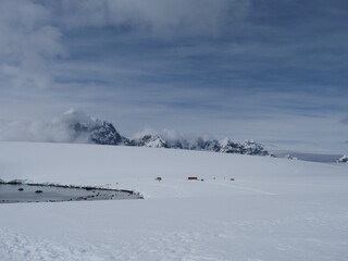 Bergkette der Seven Sisters bei Damoy Point an der Wiencke-Insel im Palmer-Archipel in der Antarktis.