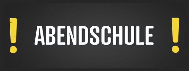 Abendschule. Eine schwarze Tafel mit weissem Text. Illustration mit Grunge Textstil.