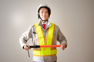 誘導灯を持った作業員