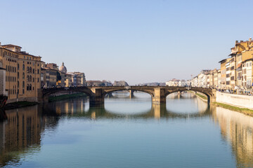 Ponte a Firenze con il riflesso dell'acqua del fiume, Italia