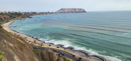 Vista superior de costa del oceano Pac&igrave;fico en Lima