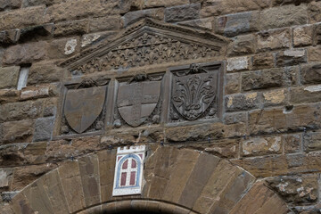 Stemmi sulle mura a Firenze, Italia © Falcon's