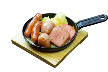 洋食料理　鉄板に盛り付けられた出来立てのソーセージ