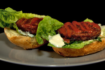 Ost-Burger vom Grill  mit Brötchen, Bulette, Käsescheibe, Salatblatt, Zwiebel, Mayo, Ketchup und Petersilie