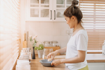 Obraz na płótnie Canvas Woman preparing breakfast in the kitchen in the morning.