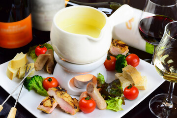 お洒落なスイス料理　チーズフォンデュとワイン