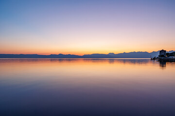 Fototapeta na wymiar Lac Léman à l'aube, reflétant les Alpes Suisse, Evian-les-Bains, Haute-Savoie, France