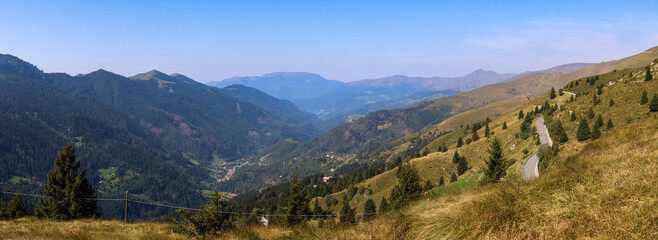 Fototapeta na wymiar Foto panoramica d'estate sul Maniva a Brescia, Italia