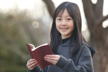 本を読む女の子