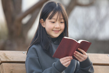 本を読む女の子