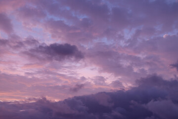 Obraz premium Beautiful lilac clouds at sunset. Purple sky background