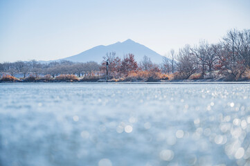 茨城　凍った池と筑波山（筑西市）