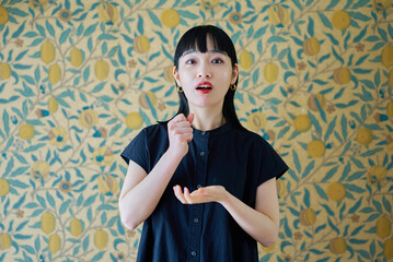 納得のポーズをする若い女性
