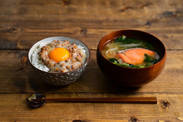 納豆ご飯と鮭のみそ汁