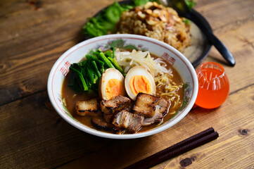 味噌ラーメンとガーリック炒飯