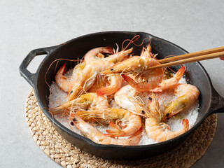 Salt-grilled shrimp in an iron pan	