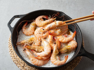 Salt-grilled shrimp in an iron pan	