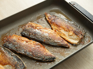Grilled mackerel in a pan	