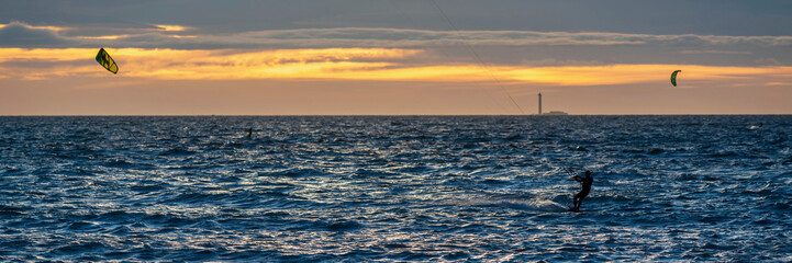 Kitesurf au crépuscule
