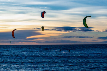 Kitesurf au crépuscule