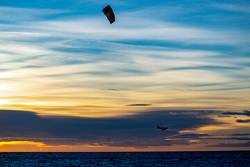 Kitesurf au crépuscule