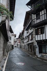 Fototapeta na wymiar Una de las calles del casco antiguo de Lesaka en el norte de Navarra