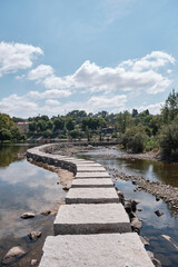 Rio Amarante atravesado por un camino de piedras