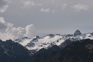 Fototapeta na wymiar Paisaje de montañas nevadas en el Pirineo aragonés