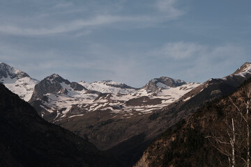 Paisaje de montañas nevadas en el Pirineo Aragones