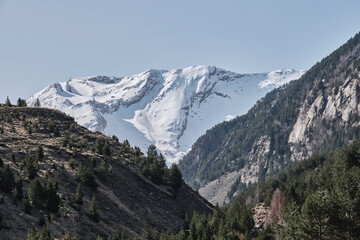 Fototapeta na wymiar Paisaje nevado en Los Pirineos
