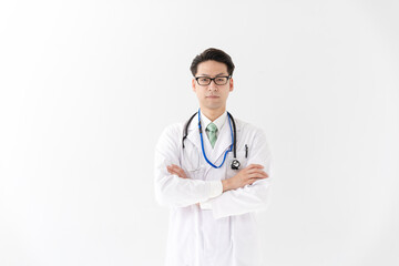 腕組みする医師