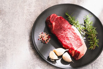 お皿に置かれたサーロインステーキ