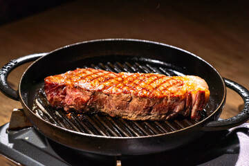 スキレットで焼いたステーキ