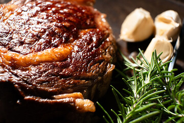 焼き上がったステーキ（骨付き肉）