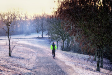 Un homme fait son footing dans le parc un matin gel&eacute;