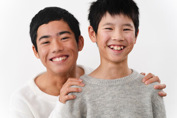 私服姿の小学生と中学生の男性　ライフスタイルイメージ