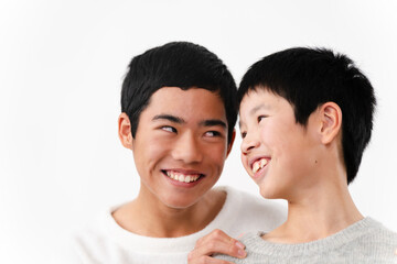 Obraz premium 私服姿の小学生と中学生の男性 ライフスタイルイメージ