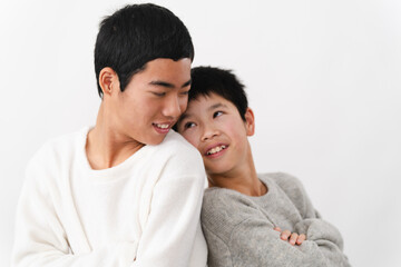 Fototapeta premium 私服姿の小学生と中学生の男性 ライフスタイルイメージ