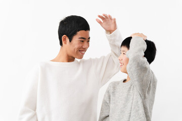 私服姿の小学生と中学生の男性　ライフスタイルイメージ