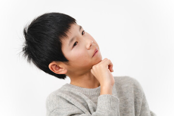 私服姿の小学生の男の子　ライフスタイルイメージ