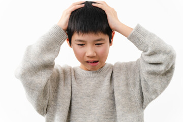 私服姿の小学生の男の子　ライフスタイルイメージ