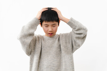 私服姿の小学生の男の子　ライフスタイルイメージ