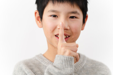 私服姿の小学生の男の子　ライフスタイルイメージ