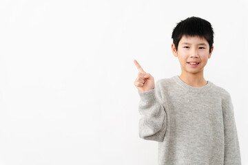 私服姿の小学生の男の子　ライフスタイルイメージ