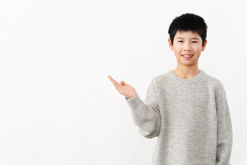 私服姿の小学生の男の子　ライフスタイルイメージ
