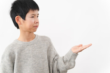 私服姿の小学生の男の子　ライフスタイルイメージ