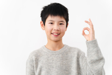 私服姿の小学生の男の子　ライフスタイルイメージ