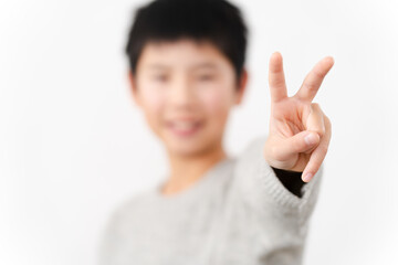 私服姿の小学生の男の子　ライフスタイルイメージ